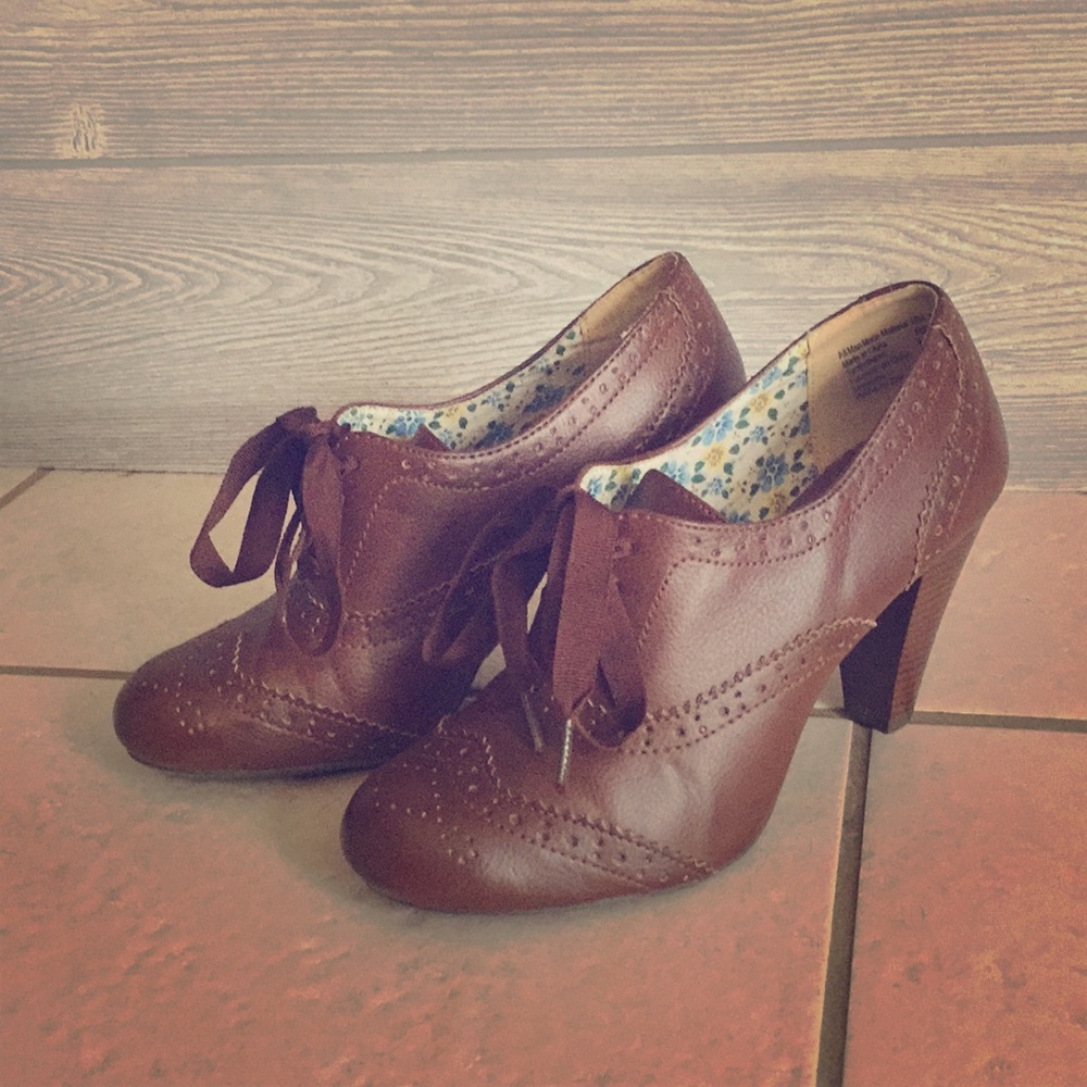 Brown oxford lace up heeled shoe